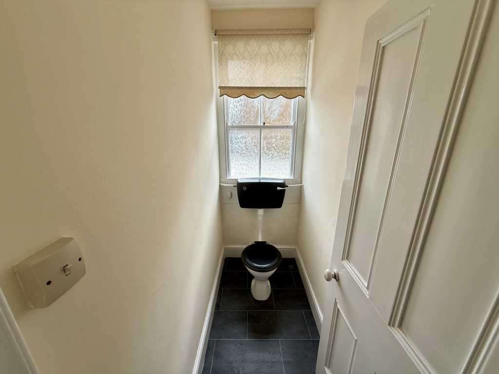 Lot: 100 - SUBSTANTIAL CORNER PROPERTY WITH POTENTIAL - First floor - W.C.